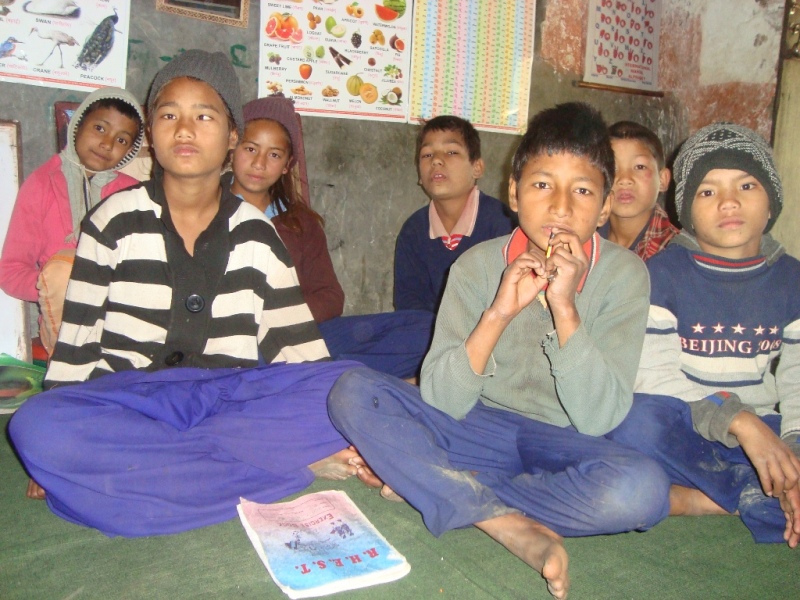 फरक क्षमता भएका विद्यार्थीको कष्टपूर्ण पढाइ, कक्षा फरक तर कोठा एउटै