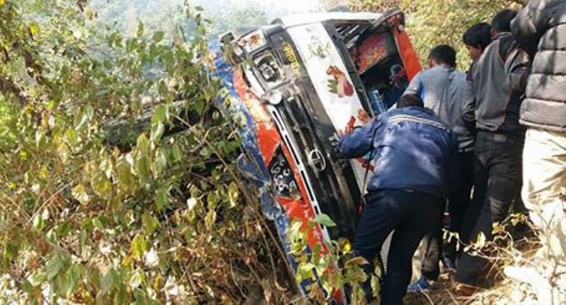 बस दुर्घटनामा ३ जनाको मृत्यु