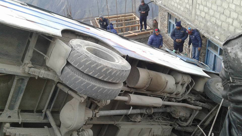 जुम्लाबाट सुर्खेत जाँदै गरेको बस दुर्घटना