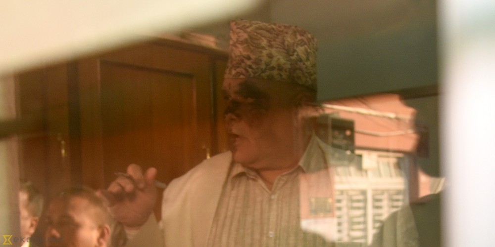 अदालतभित्रै लोकमानसिंहलाई कालोमोसो