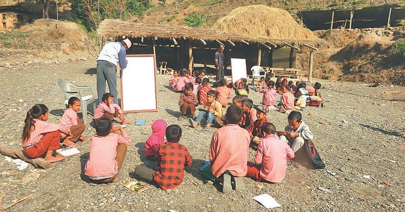 ७ महिनादेखि खोलाको बगरमा पढाइ