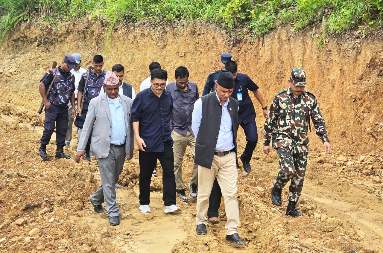 निर्माणाधीन सडक निरीक्षण