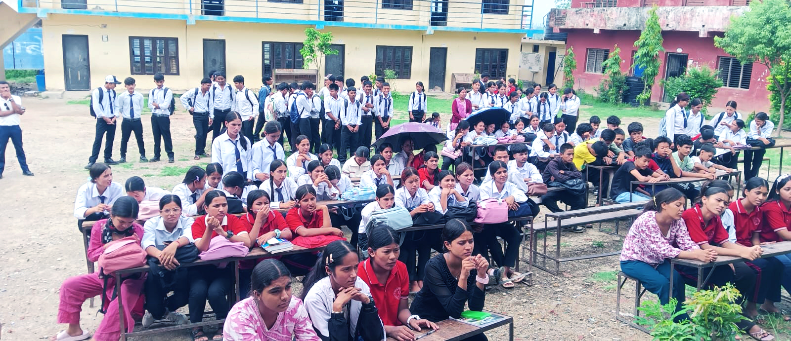 विद्यालयलाई दुई लाखको सामग्री सहयोग