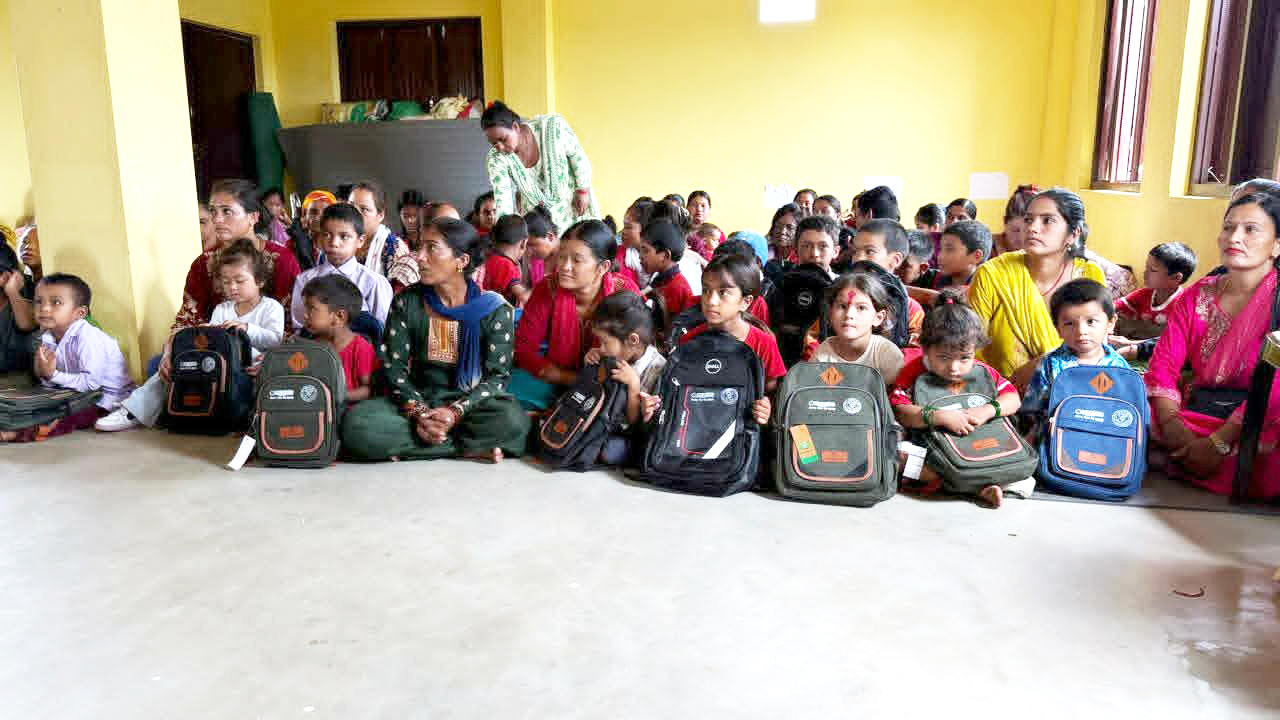 विद्यार्थीलाई शैक्षिक सामग्री वितरण